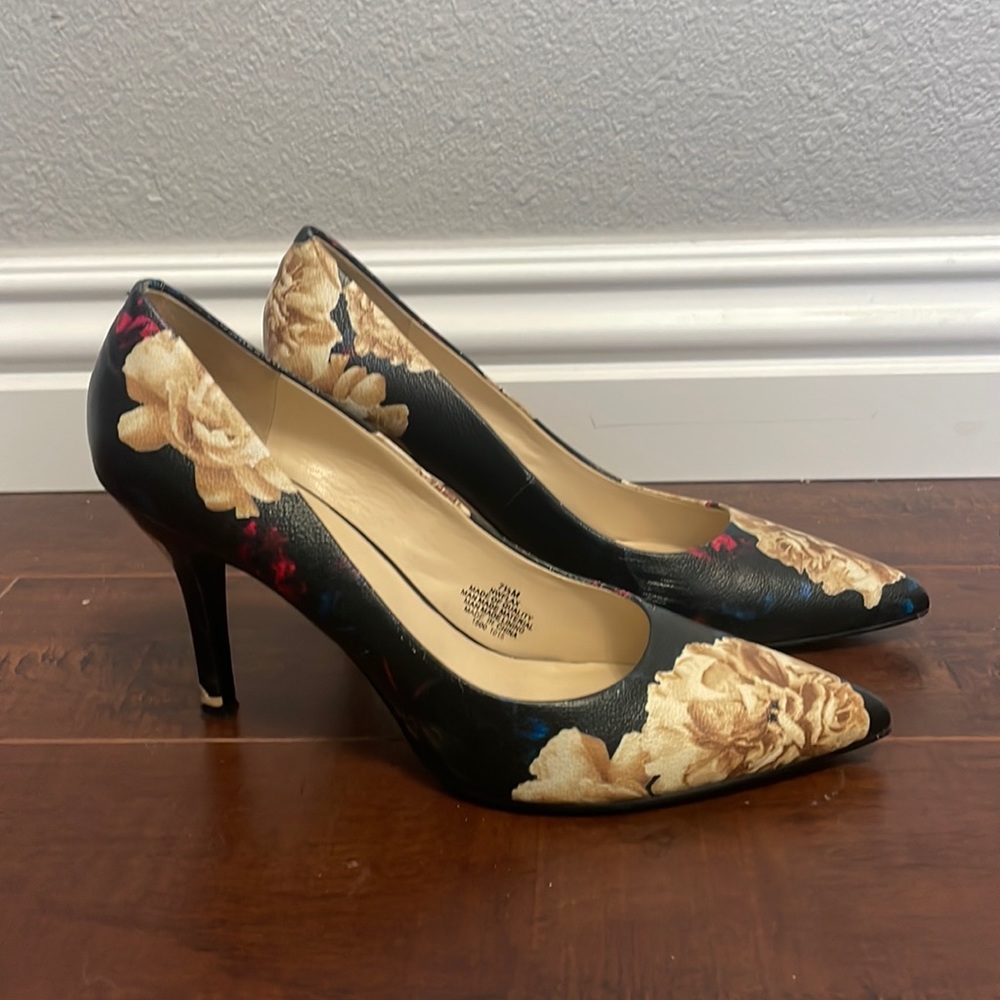 Nine West black floral heels size 7 1/2